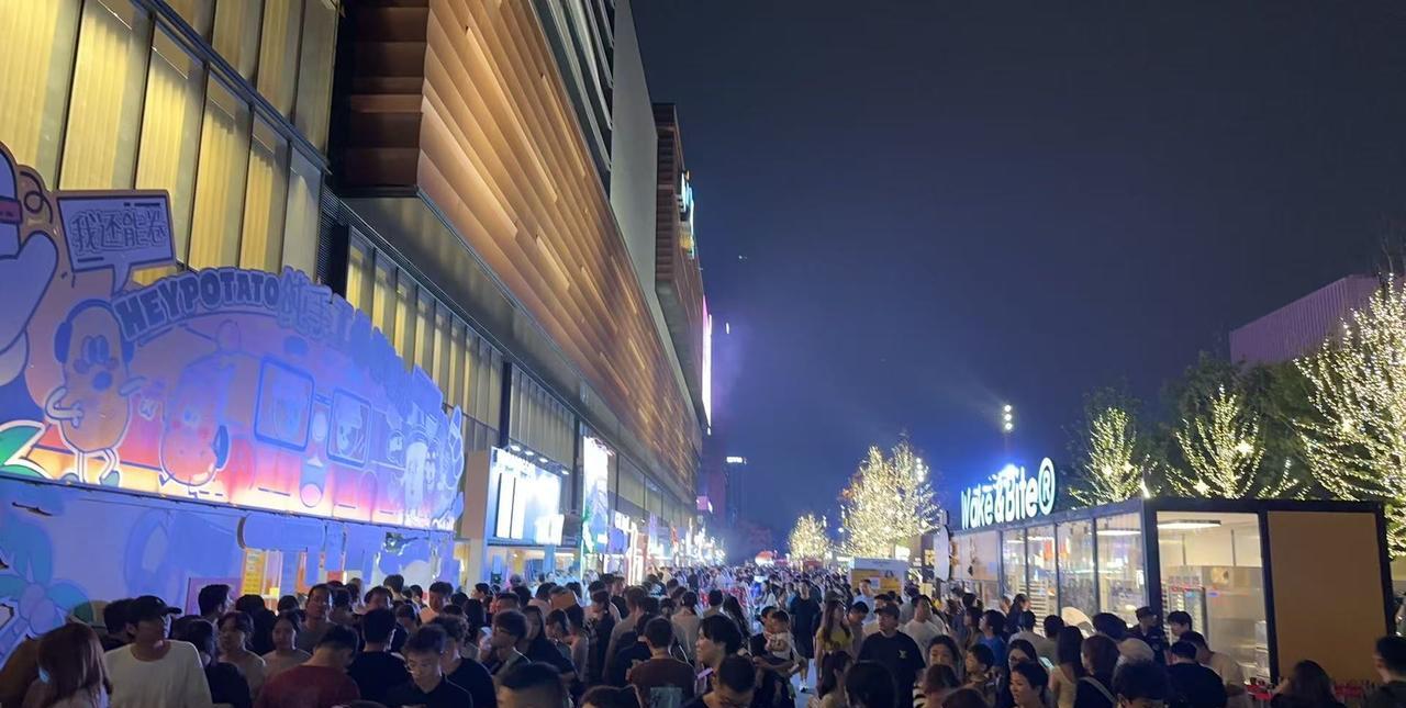 这是晚上9点的郑州万象城~
人山人海，摩肩接踵
都说经济下滑，消费降级
老百姓手