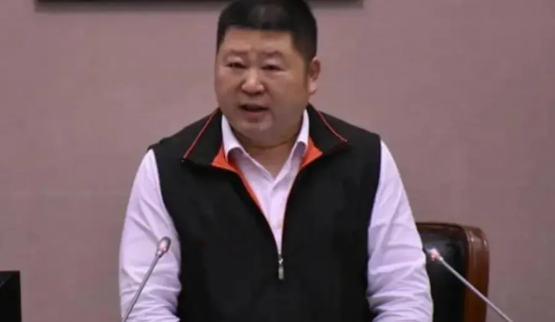 曾担任国民党花莲县党部主委的花莲县议长张峻，竟然今天一大早就在社交平台发文表示，