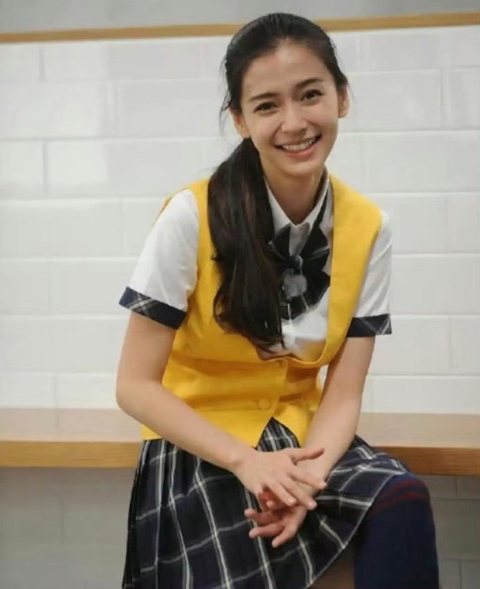 据说杨颖以前录节目是没有造型师的，头发基本上自己随手扎的都能那么美 ​​​