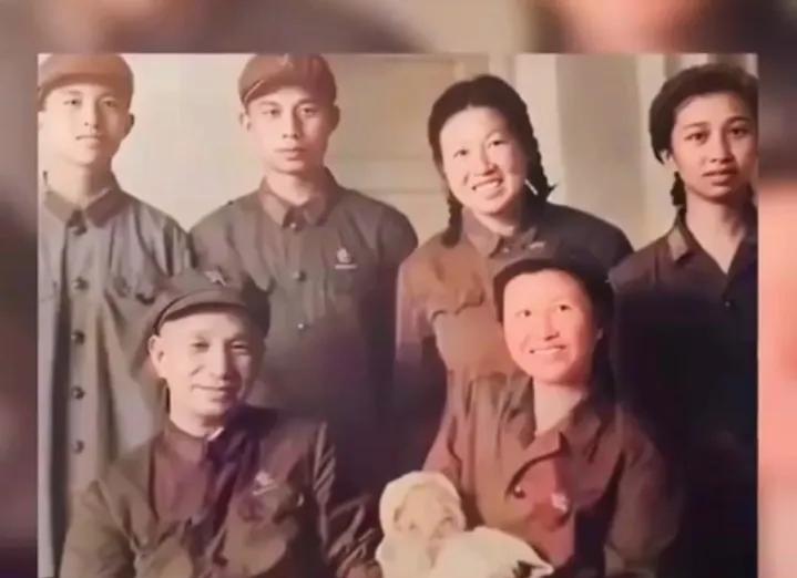 1971年粟裕大将与家人的合影，这年，孙子粟志军出生，粟裕夫人楚青抱着刚出生不久