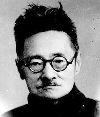 1928年，蒋介石视察安徽大学，结果校长居然不安排列队迎接，气得蒋介石就给了校长