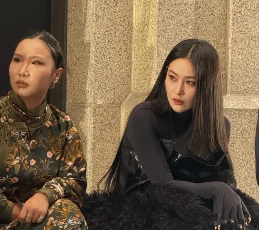 张馨予这爪是怎么了？