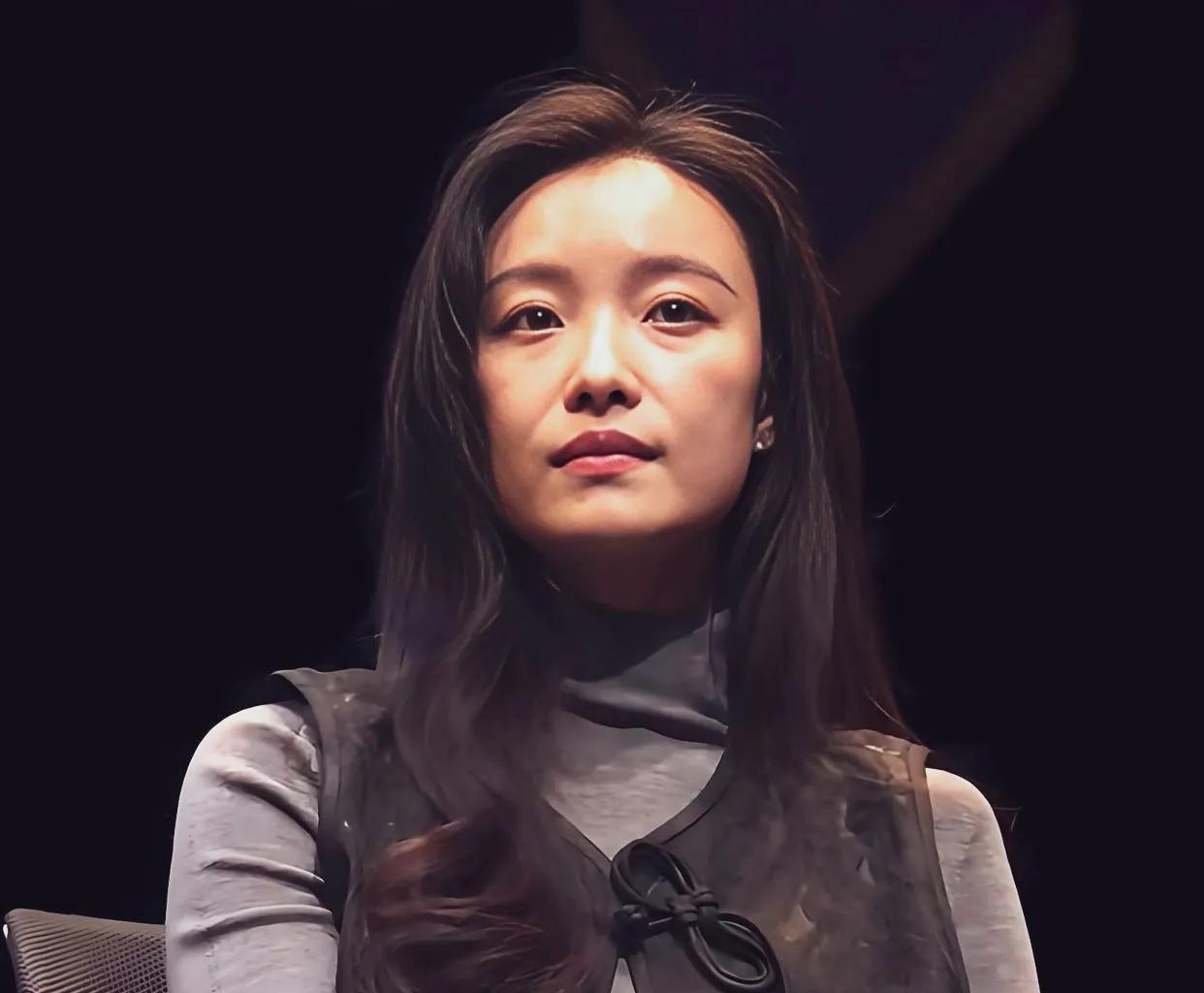 倪妮面色暗黄，法令纹明显，眼神空洞，神色黯然，年龄感很重。#倪妮#