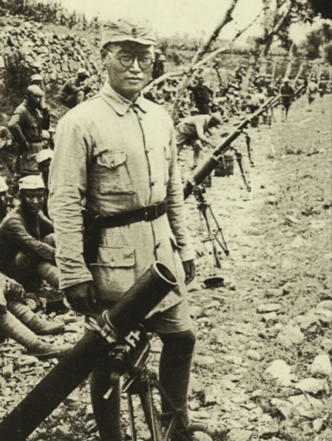 1939年，八路军一分区在突围时，副司令高鹏突想起还有饺子没拿，执意要回去拿。急