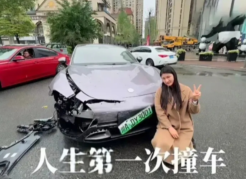 谁说小米汽车不安全，这是你没有开过。小米汽车多优秀呀，你看这小姐姐把车撞的满目全