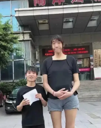 不怪小伙子一脸幸福，换谁谁不是?