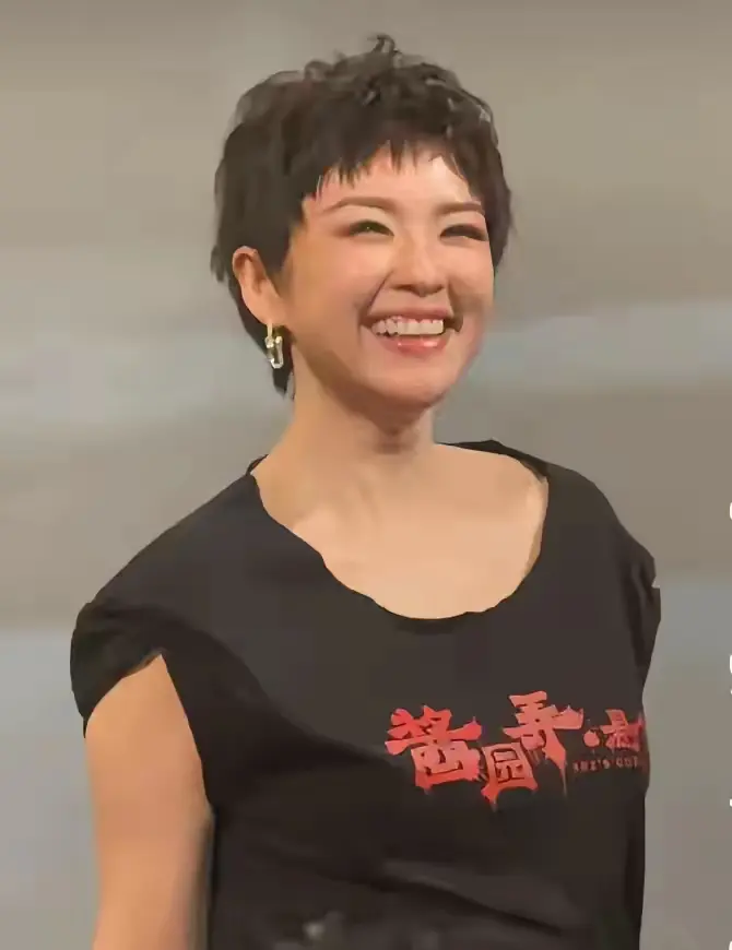 章子怡已经跨入大妈行列了，自己改的衣服也挡不住老年味，短发有种脏脏的感觉，她的电