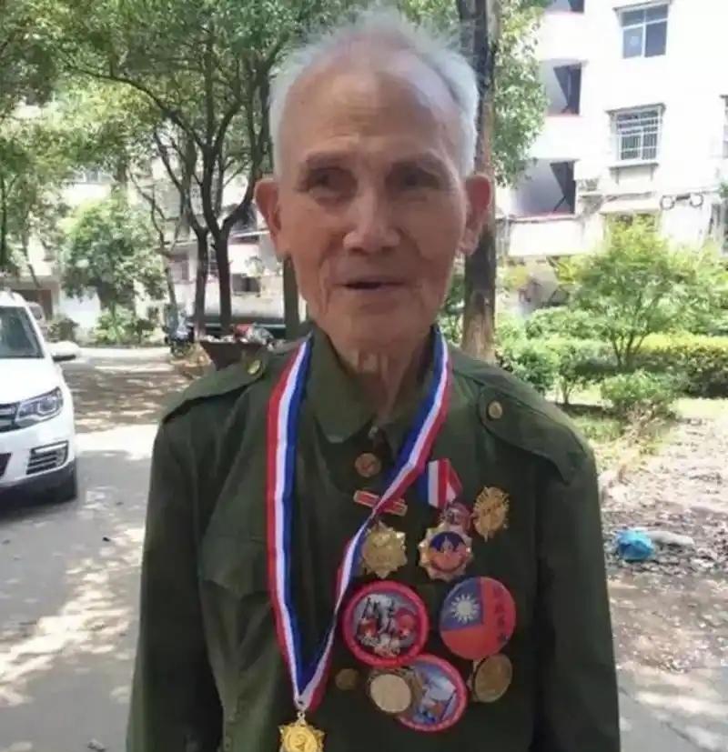 1945年5月，机枪手曾岳峰因伤掉队，没想到，他遇到100名日军正在吃饭！他立马