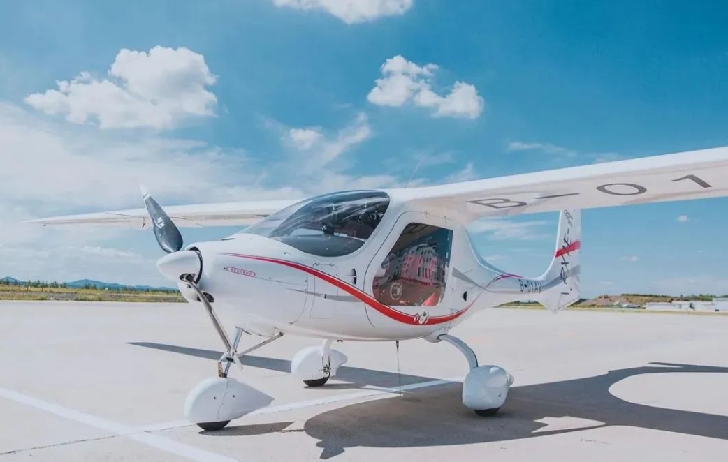 日前，国内首款拥有自主知识产权的新能源轻型运动飞机——RX1E-A电动固定翼飞机