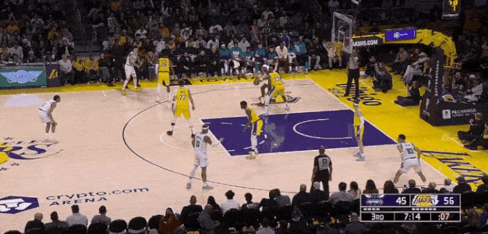 打不动老詹！马威确定是中锋？
在今天NBA常规赛湖人对阵黄蜂的第三节比赛中，马威