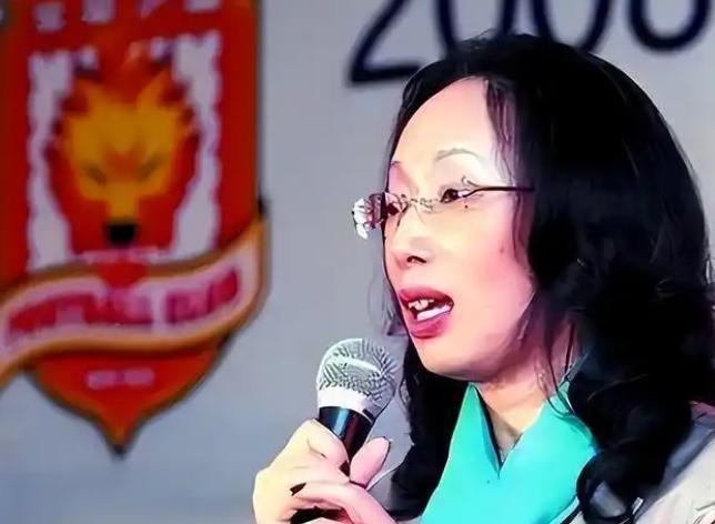 2014年，身价95亿的女富豪戴秀丽打开了一瓶9000元的红酒没喝完，竟因此就被