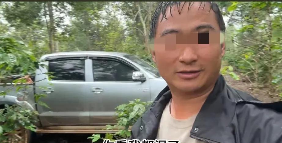 阿彪最近直播总是围绕着“没流量、掉粉止不住”这个话题。
因为掉粉严重，急得夫妻俩
