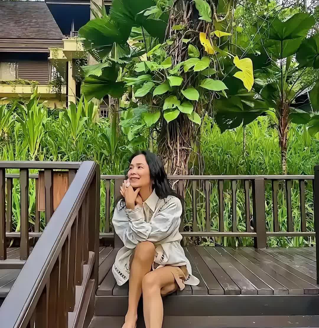 韦唯，这大拇趾外翻也太严重了。