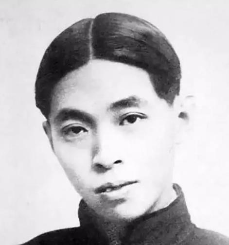 1928年，茅盾望着身材丰腴妩媚妖娆的秦德君，当即想要一亲芳泽，没想到秦德君气吐