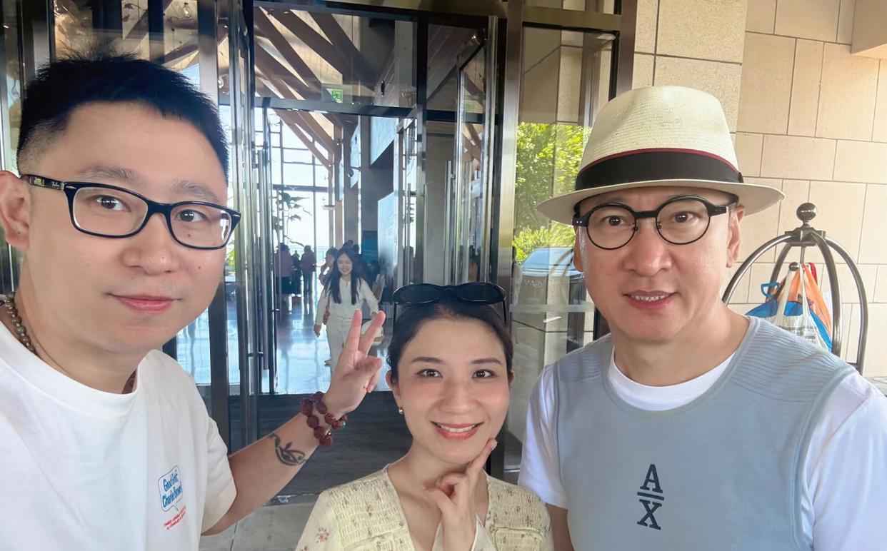 54岁周杰在秦皇岛被偶遇，他看起来胖了不少，状态挺好的，脸部气色真好！