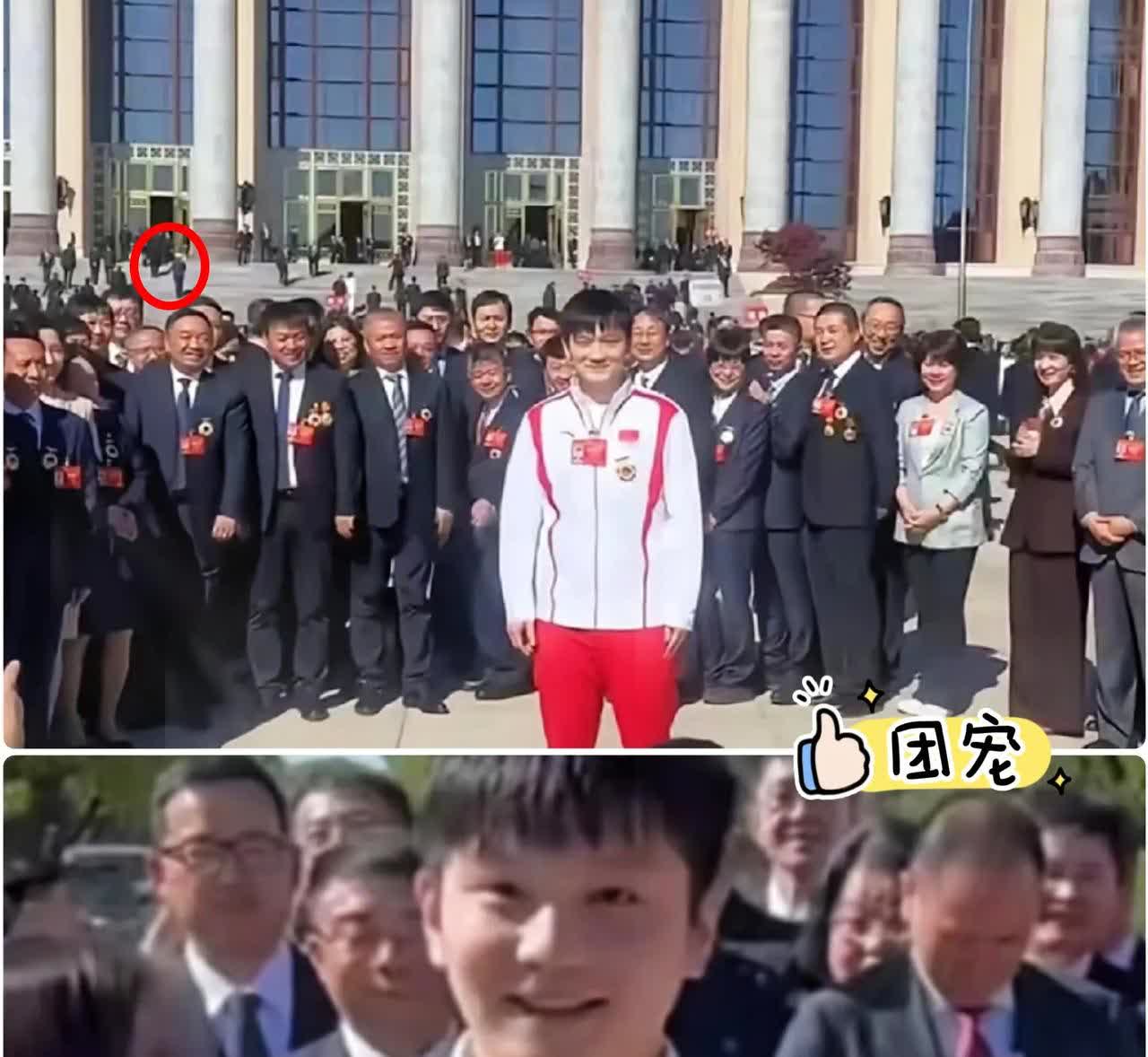 真是开了眼了！
还有这样合照的吗？
樊振 东只是一味地抿嘴微笑，妥妥“团宠”