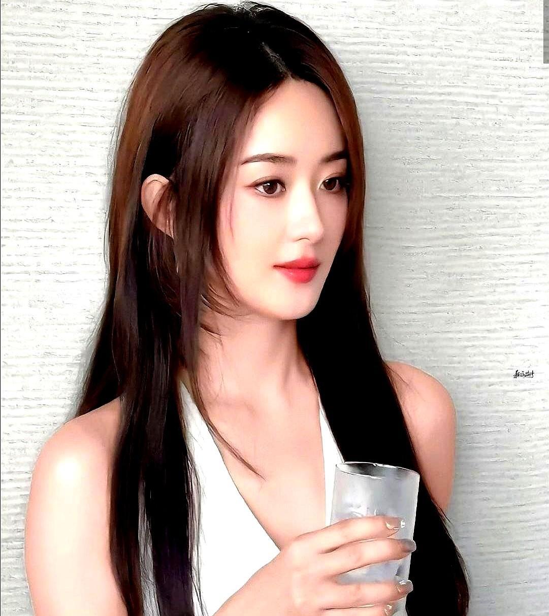 “几百万打进别人卡，再让男友跑腿签字”——李雪琴这一操作把婚房瞬间变成赌桌。
事