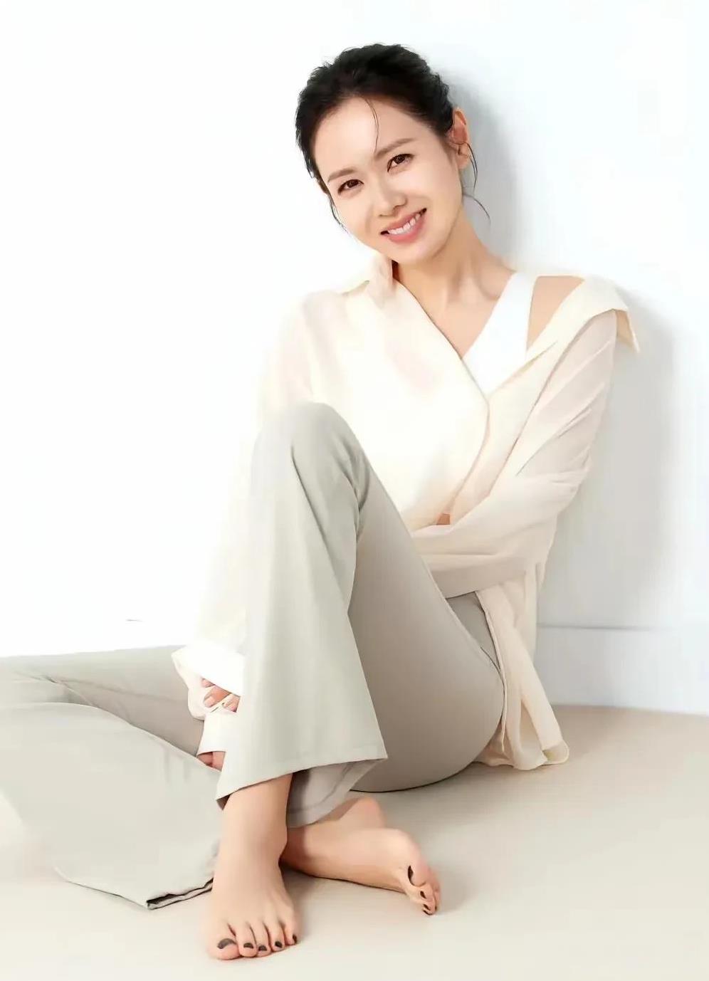 孙艺珍的眼眸依旧清澈明亮，笑容里藏着少女的纯真与灵动。岁月似乎格外偏爱她，不仅未