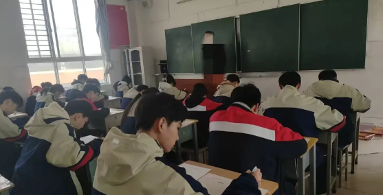 高中
这可真是怪现象！

在班里，成绩越差的孩子往往越合群，人缘也好；而成绩越好