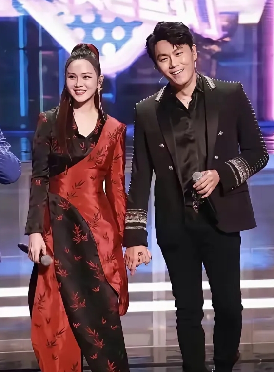 伊能静与秦昊站在一起好般配呀！这哪里像一个57岁的女人啊，秦昊今年才47岁，一点