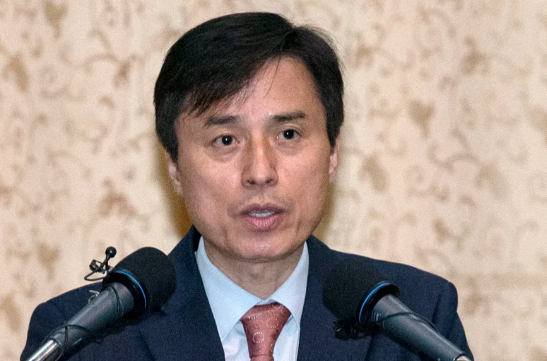 24日韩国内乱特检组针对尹前总统三次拒绝出庭受审，要求法院下发拘传票。

特检组