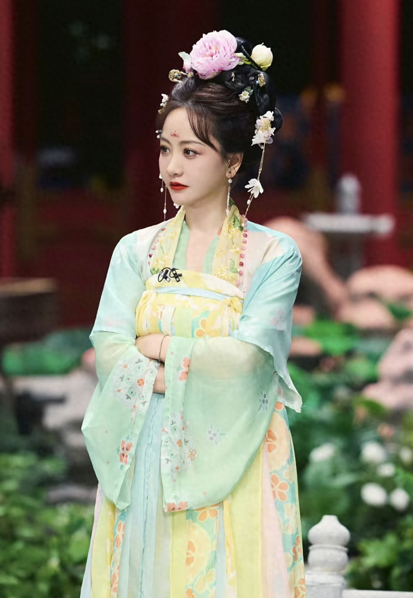 杨蓉身穿汉服，头戴花饰造型：国色天香，倾国倾城！
