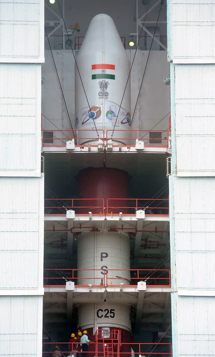 5月18日清晨6点，印度卫星发射失败，女主持人几乎哭了出来。
这是ISRO(印