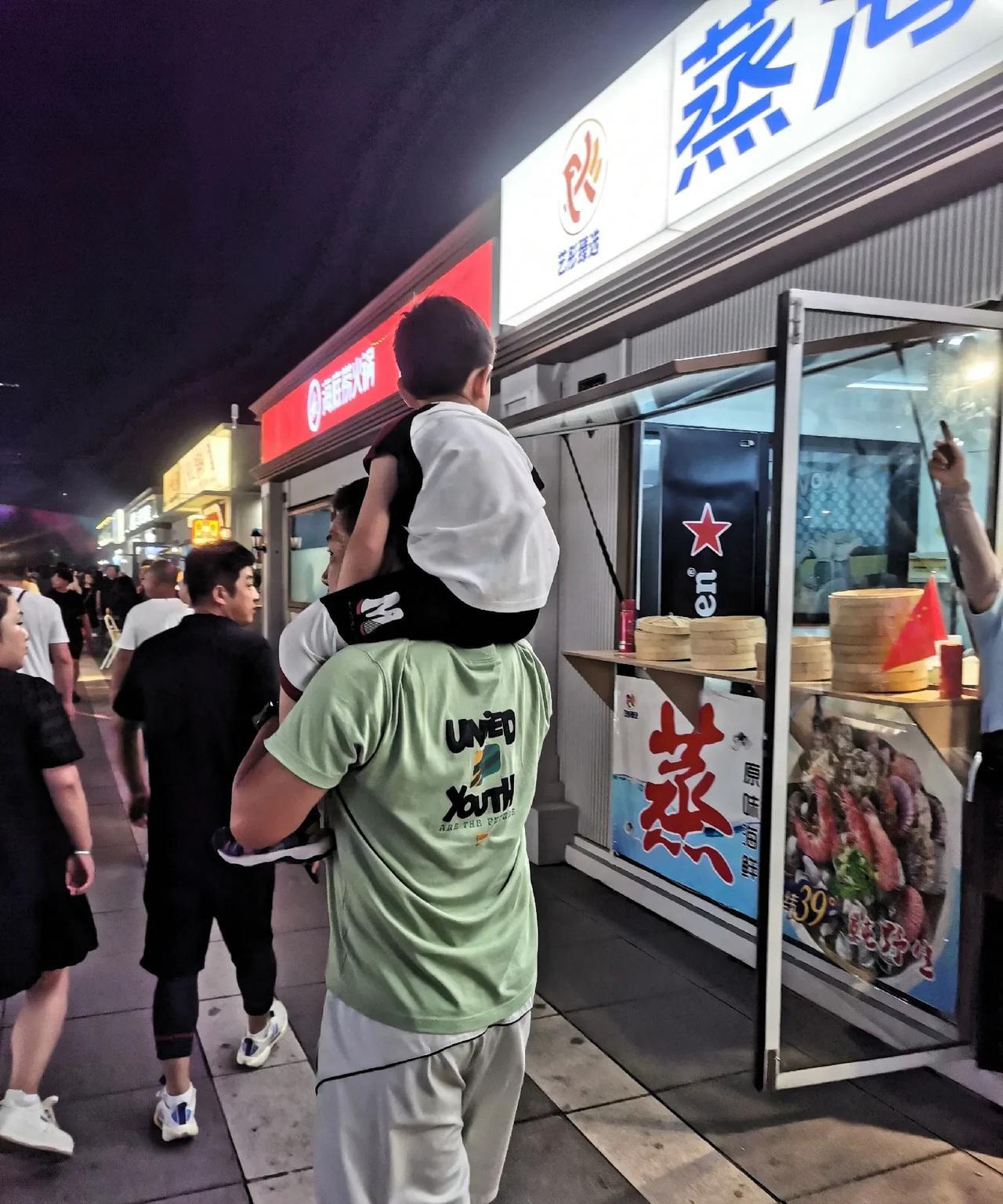 憋住，千万憋住……
大连东港商务区的厕所有些少吧？
小孩子要大便，爸爸一再安慰他