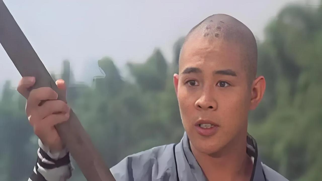 小时候看电影、看电视，但凡和尚出现，头上都有清晰的戒疤。
戒疤对和尚来说很重要，