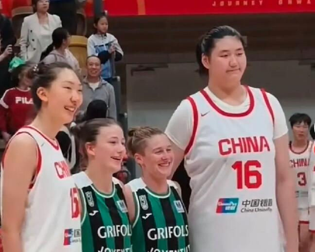 真没眼光，女篮18岁张子宇，能跟25，26岁球员比吗？
尤文图特队教练都说18岁