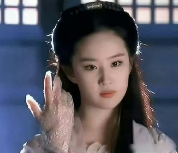 刘亦菲当年在这部剧戴的手套，据说是她妈妈用透明银丝线纸织出来的 ​