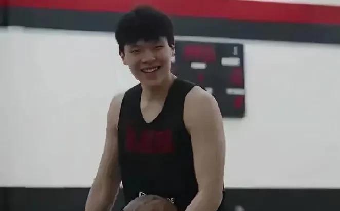 完全不必担心杨瀚森明天会不会紧张，一定不会。
因为这并不是他的夏季联赛首秀，只能