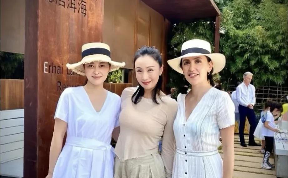 陶红，梅婷与刘烨的妻子安娜在一起的珍贵合影照中，她们的笑容格外美丽。三位都很靓丽