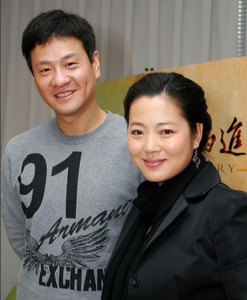 有一次，王茜华和丈夫到饭店吃饭，没想到结账时，丈夫却说：“饭钱我付了，回头你转一