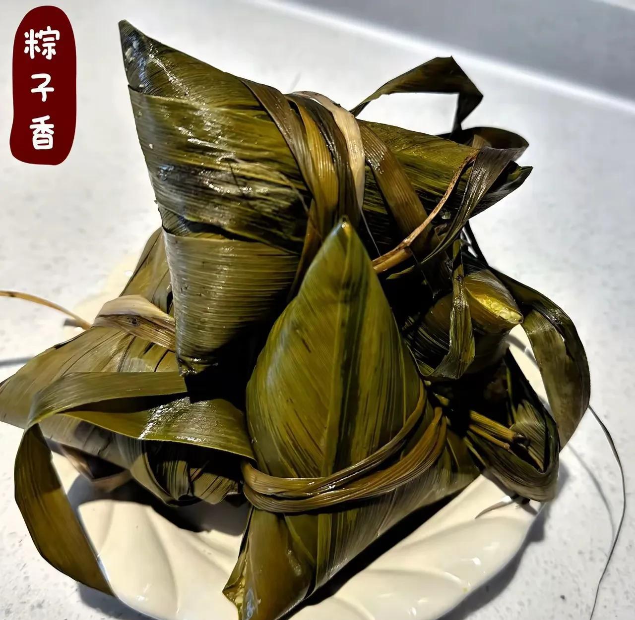 我咋就不明白，
现在的人是有多懒，菜市场糯米3元一斤，粽叶几分钱一张，一袋碱水能