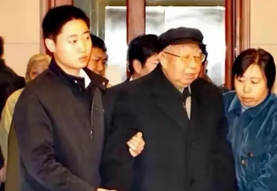 2007年12月26日，86岁高龄的华老在家人的搀扶下，冒着寒风来到纪念堂，来祭