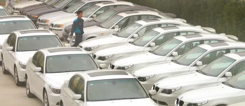 车主买个抵押车
一般拆了10来个定位
买个宝马530 拆出来18个定位，
