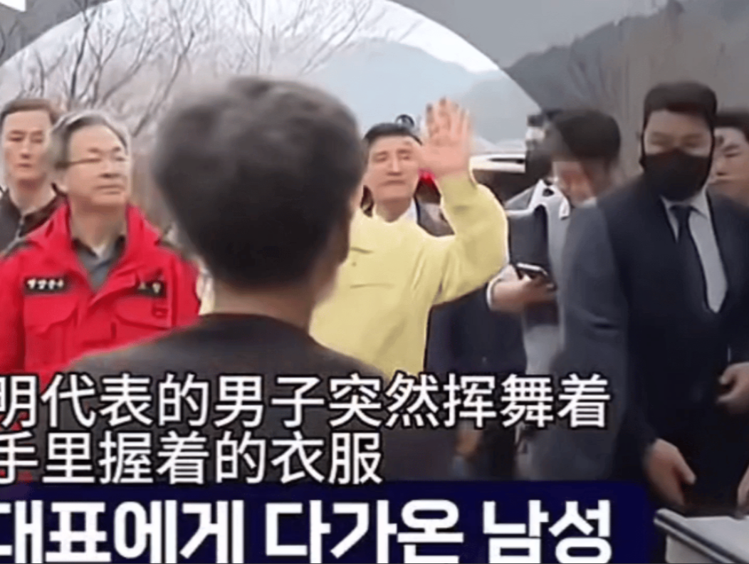 李在明遇袭了，可不是那种枪林弹雨或者刀光剑影的惊险场面。

万万没想到，袭击者竟