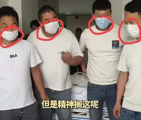 张伟救人时只想着快点拉人上来。

他怎么也没料到，

事后三人会带着朋友统一穿白