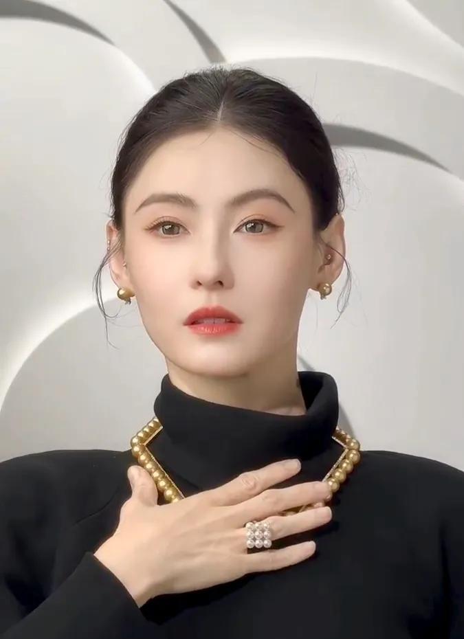 不得不佩服，
张柏芝是真的美得360度无死角，
随手截取视频中的一帧，
都美得令