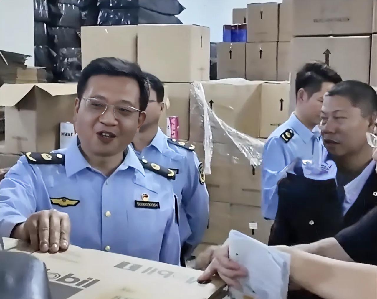 假机油害人不浅！315曝光
广东315晚会曝光了多个假机油制售窝点，并联合市场监