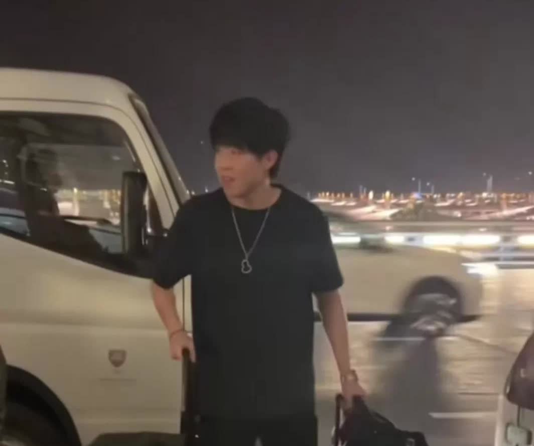 头这拿了三大赛冠军就是不一样了哈，腰板都硬了[偷笑]

这不，竟然在机场吐槽