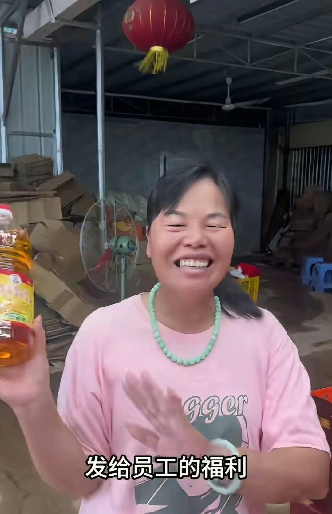 才一年多，全红婵家彻底逆袭了！爸妈和哥哥把水果电商做火，还雇了几十名员工。中秋前