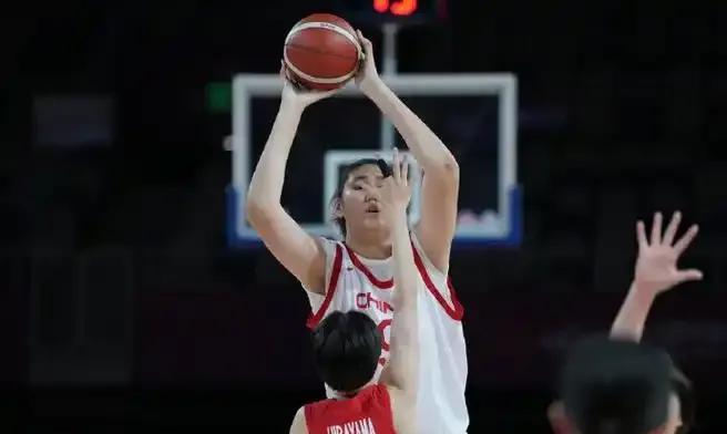 不喜欢太太高的女篮中锋！
女篮中锋张子宇2.24米，在篮下一站，犹如一座大山，对