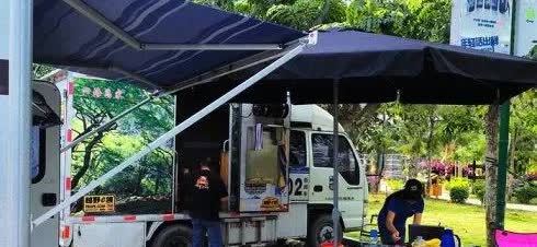 今天亲身体会了房车不受欢迎的原因。今天去一个夜市吃饭，那里车位很紧张，老远看见一