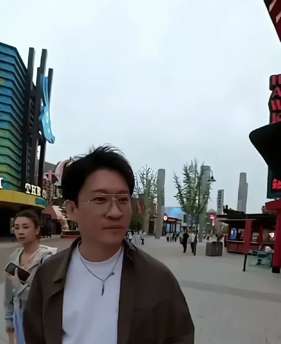 我说什么来着？曹金根本就没火，根本就没有红，100/200/300的门票都卖不动