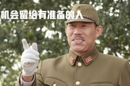 2005年，《亮剑》剧组因资金少没请日本演员。一筹莫展时，导演对着片场喊：“谁会