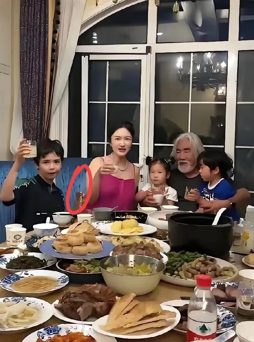 我要是张纪中导演
绝对不会这样安排位置
不为别的，就是为了不能让别人说偏心
一大