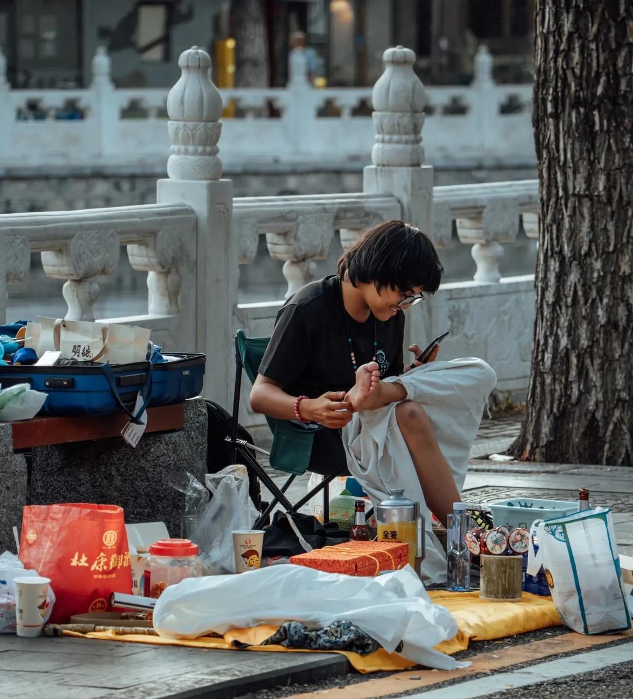 什么是快乐？
什么是自由？
有人在豪宅里唉声叹气
有人在大街上大地为床，天空为被
