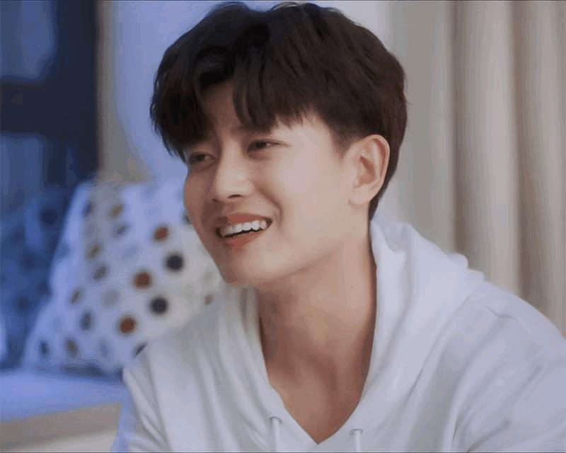 好喜欢这张周生辰啊
憨憨的笑容真的非常有感染力
简直把一个纯纯憨憨的周生辰演绎的